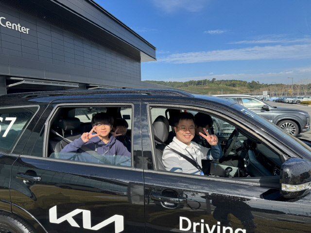 한국앤컴퍼니그룹이 지난 10일 충청남도 태안군 한국테크노링 내 HMG 드라이빙 익스피리언스센터에서 개최한 임직원 가족 초청 한국테크노링 드라이빙데이 행사 사진. 한국앤컴퍼니그룹 제공